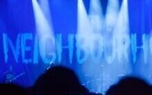 Текст і переклад пісні Sweater Weather (The Neighbourhood): тепло, яке знаходиш у руках коханої людини