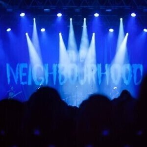 Текст і переклад пісні Sweater Weather (The Neighbourhood): тепло, яке знаходиш у руках коханої людини